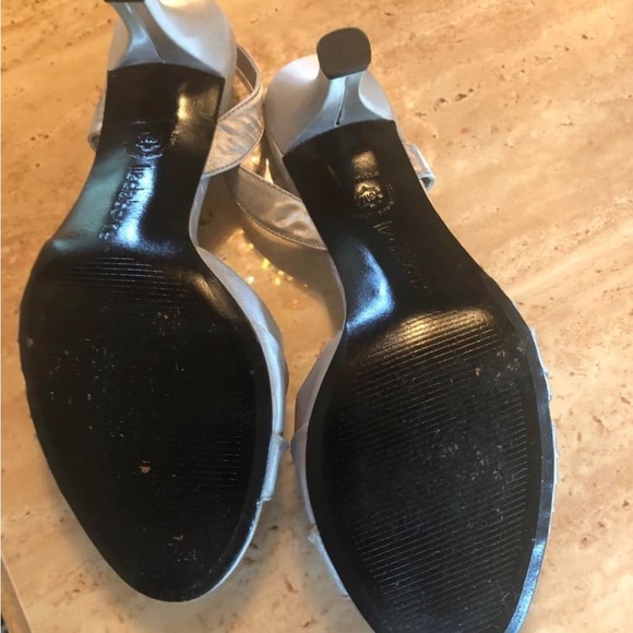 Liz Claiborne Massey silver heels - size 8M. Worn twice. Great condition - Picture 3 of 4